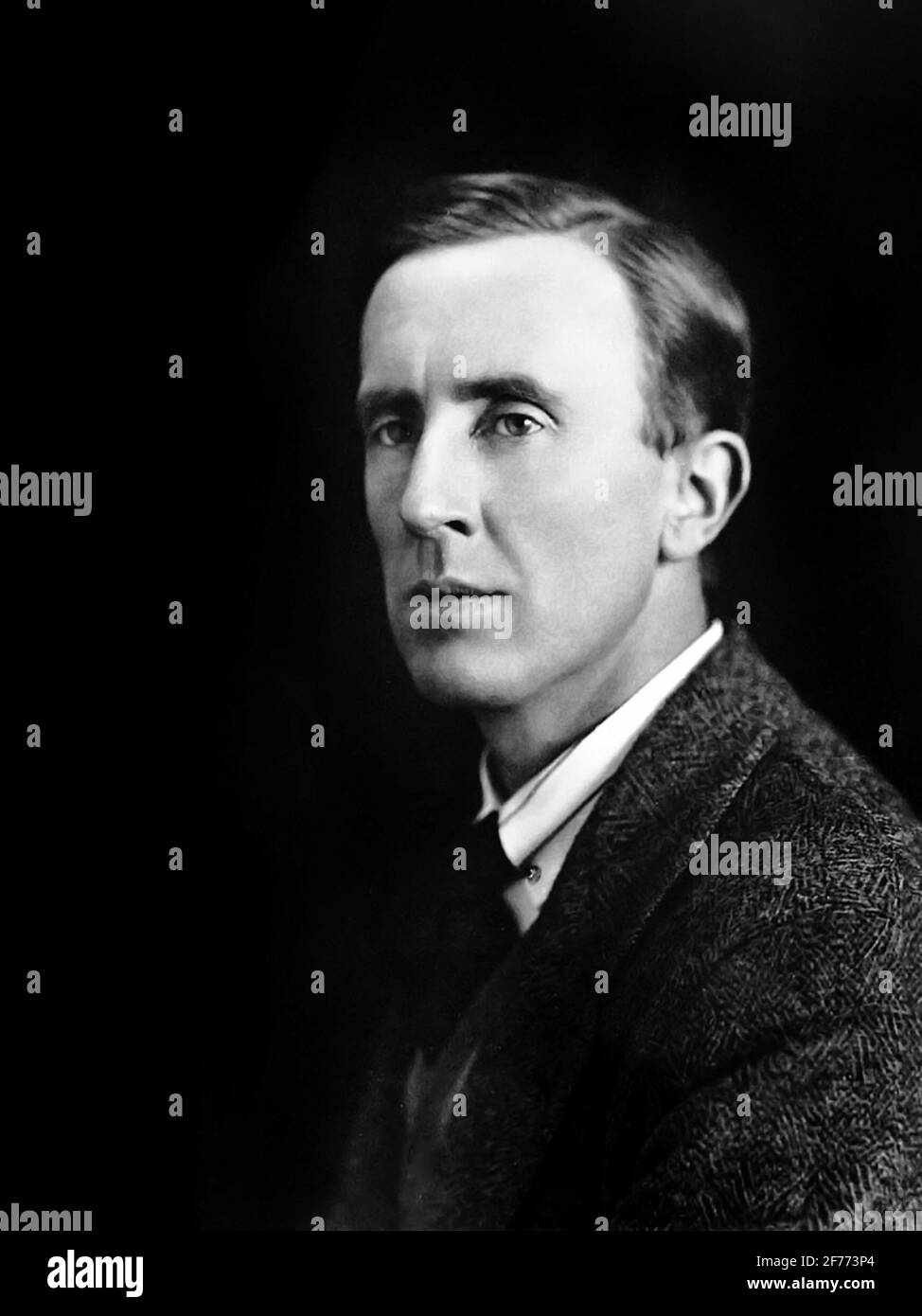 J R R TOLKIEN. Porträt des englischen Schriftstellers John Ronald Reuel Tolkien (1892-1973), c. 1938 Stockfoto