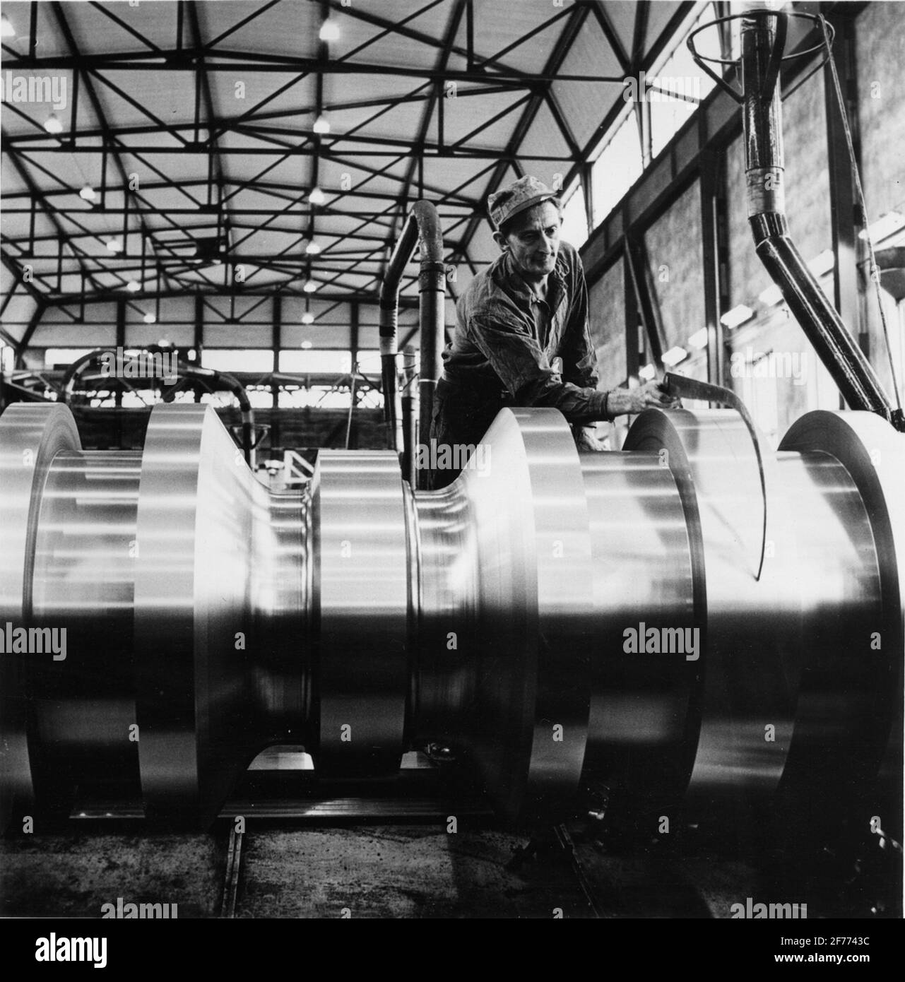 Åkers Stygery. Die Drehmaschine E. Johansson gibt der großen Walze die richtigen Bahnen zum Rollen des I-Beams. Stockfoto