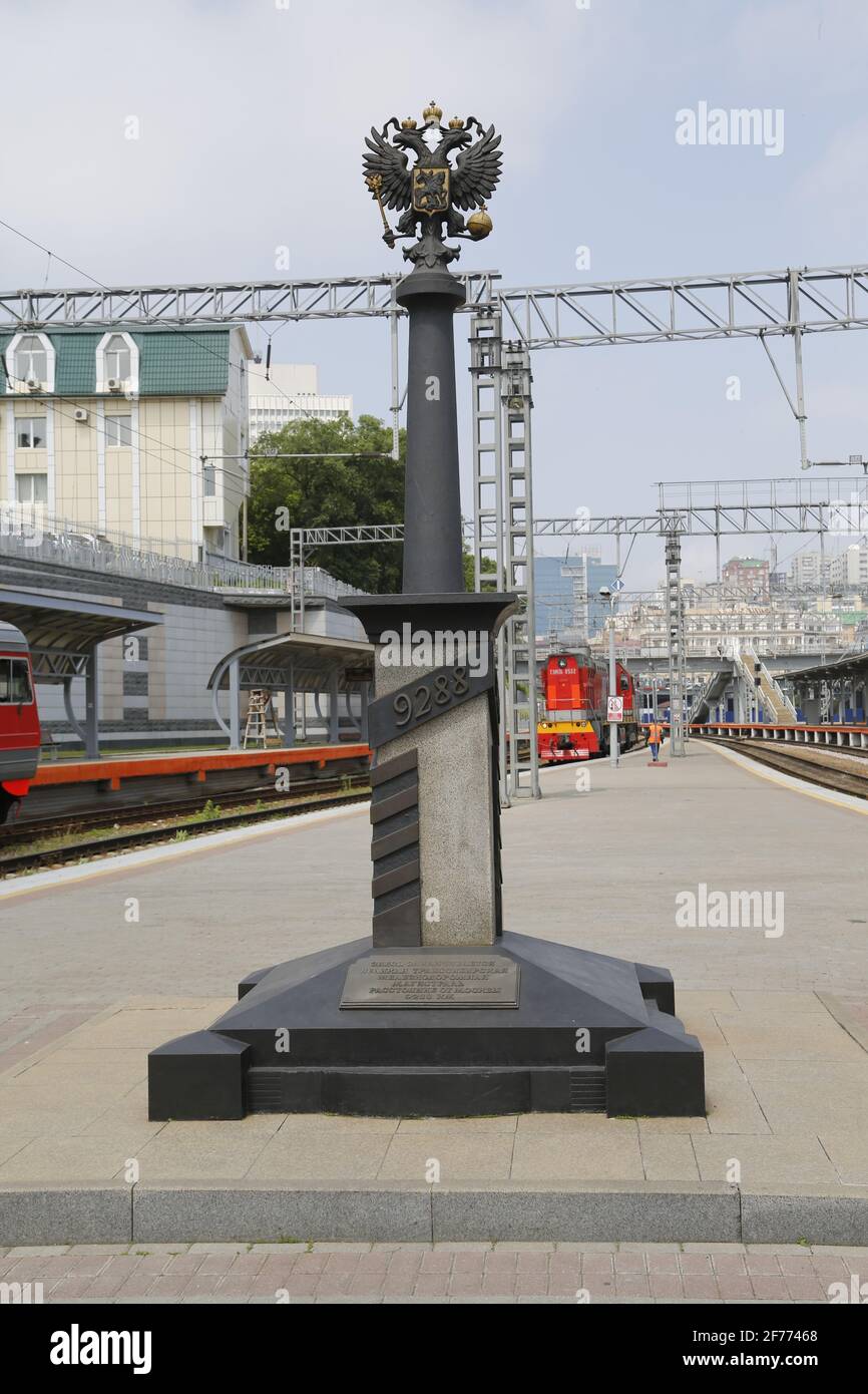 Denkmal am Ende des Trans-Sibirien-Expresses auf Bahnsteig im Bahnhof von Wladiwostok, Russland mit „9288“, Entfernung Moskau-Wladiwostok Stockfoto