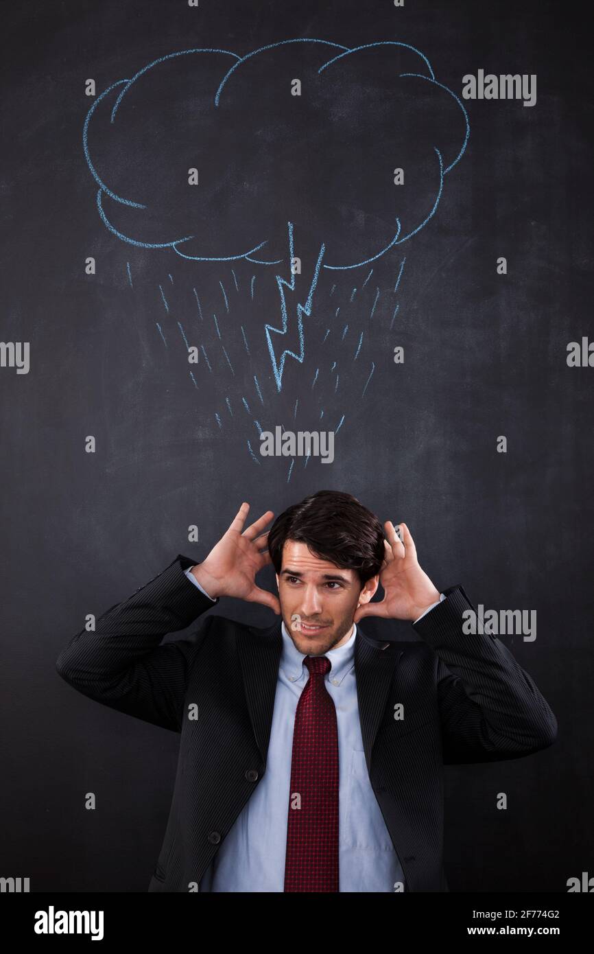 Geschäftsmann mit einer Sturmwolke zieht seinen Kopf ein Das Backboard Stockfoto