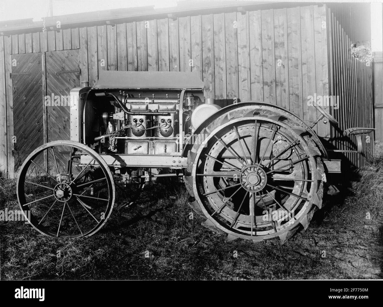 Fahrzeugtraktor mit offener Motorhaube. Stockfoto