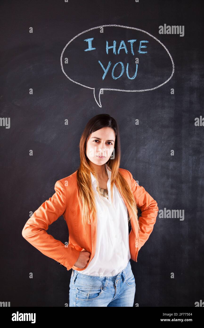 Frau neben einer Tafel mit den Worten, die ich hasse Sie Stockfoto