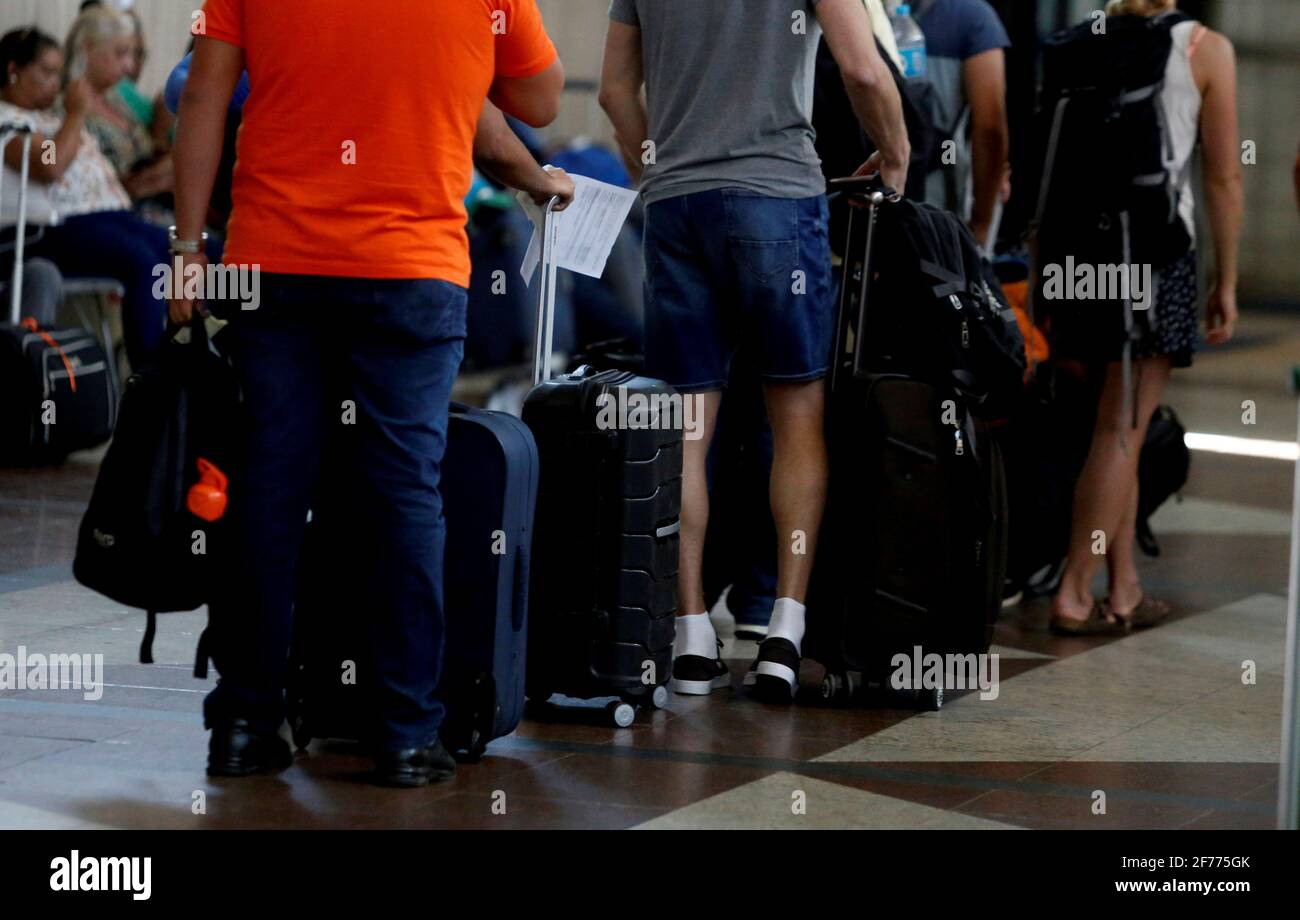 salvador, bahia/brasilien – 27. Juli 2018: Schlange von Passagieren am Check-in der Fluggesellschaft am Flughafen Salvador. *** Ortsüberschrift *** . Stockfoto