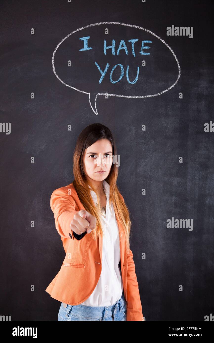 Frau neben einer Tafel mit den Worten, die ich hasse Sie Stockfoto