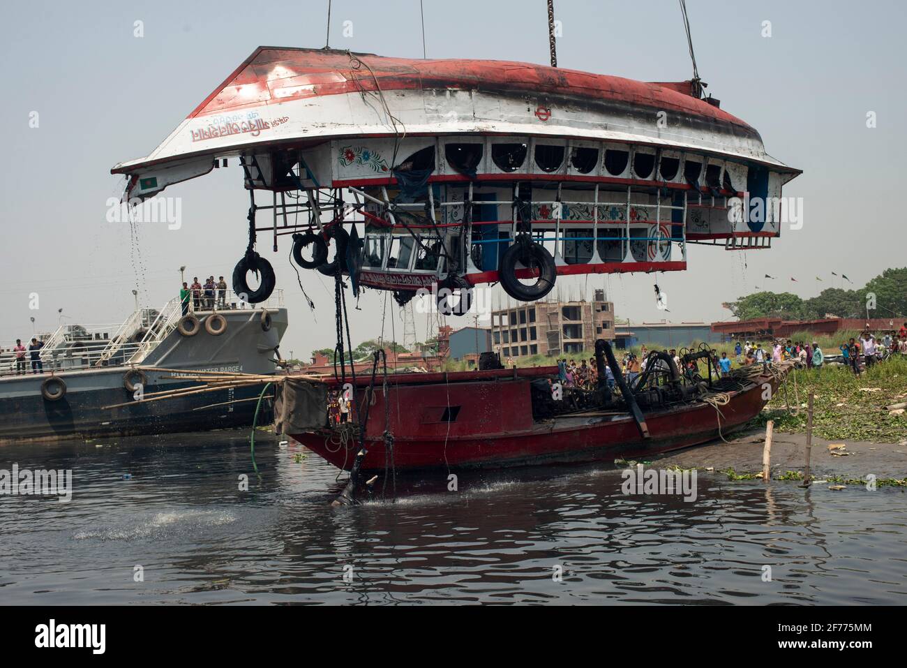 Narayanganj, Bangladesch. April 2021. Ein Rettungsschiff sah, wie es das gekenterte Boot vom Shitalakshya River abzog.EINE Fähre aus Bangladesch kenterte, nachdem sie am Sonntag im Shitalakkhya River südlich der Hauptstadt Dhaka mit einem Frachtschiff kollidierte, wobei mindestens 26 Menschen starben und einige noch vermisst wurden. (Foto von Ziaul Haque Oisharjh/SOPA Images/Sipa USA) Quelle: SIPA USA/Alamy Live News Stockfoto