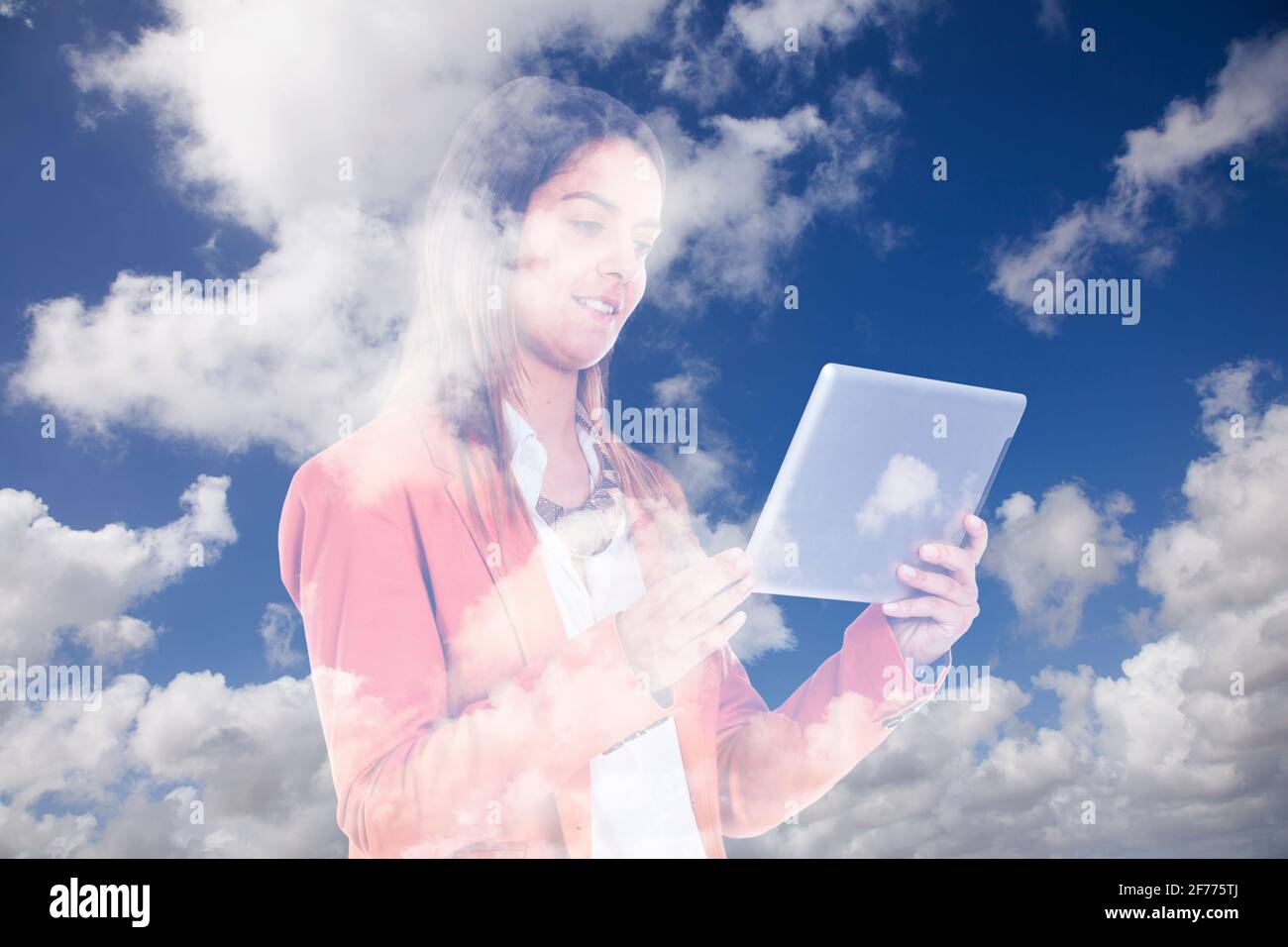 Doppelbelichtung von Wolken und einer Geschäftsfrau mit ihrem Tablet Stockfoto