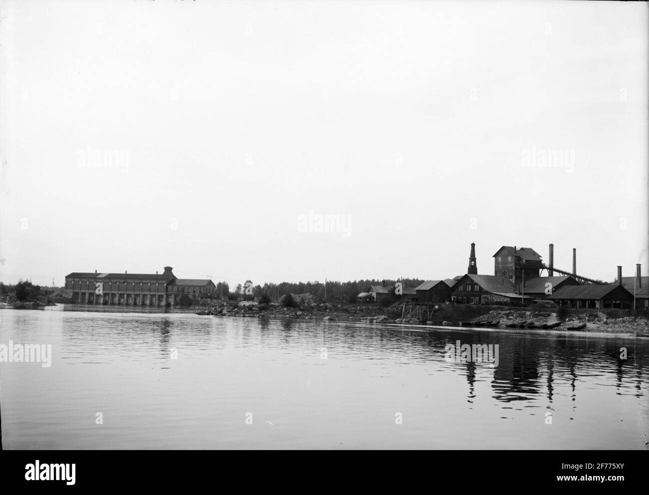 Naseneinsatz mit Nasenkraftwerk links im Bild. Stockfoto