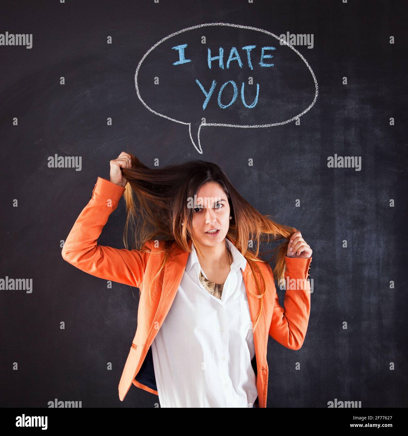 Frau neben einer Tafel mit den Worten, die ich hasse Sie Stockfoto