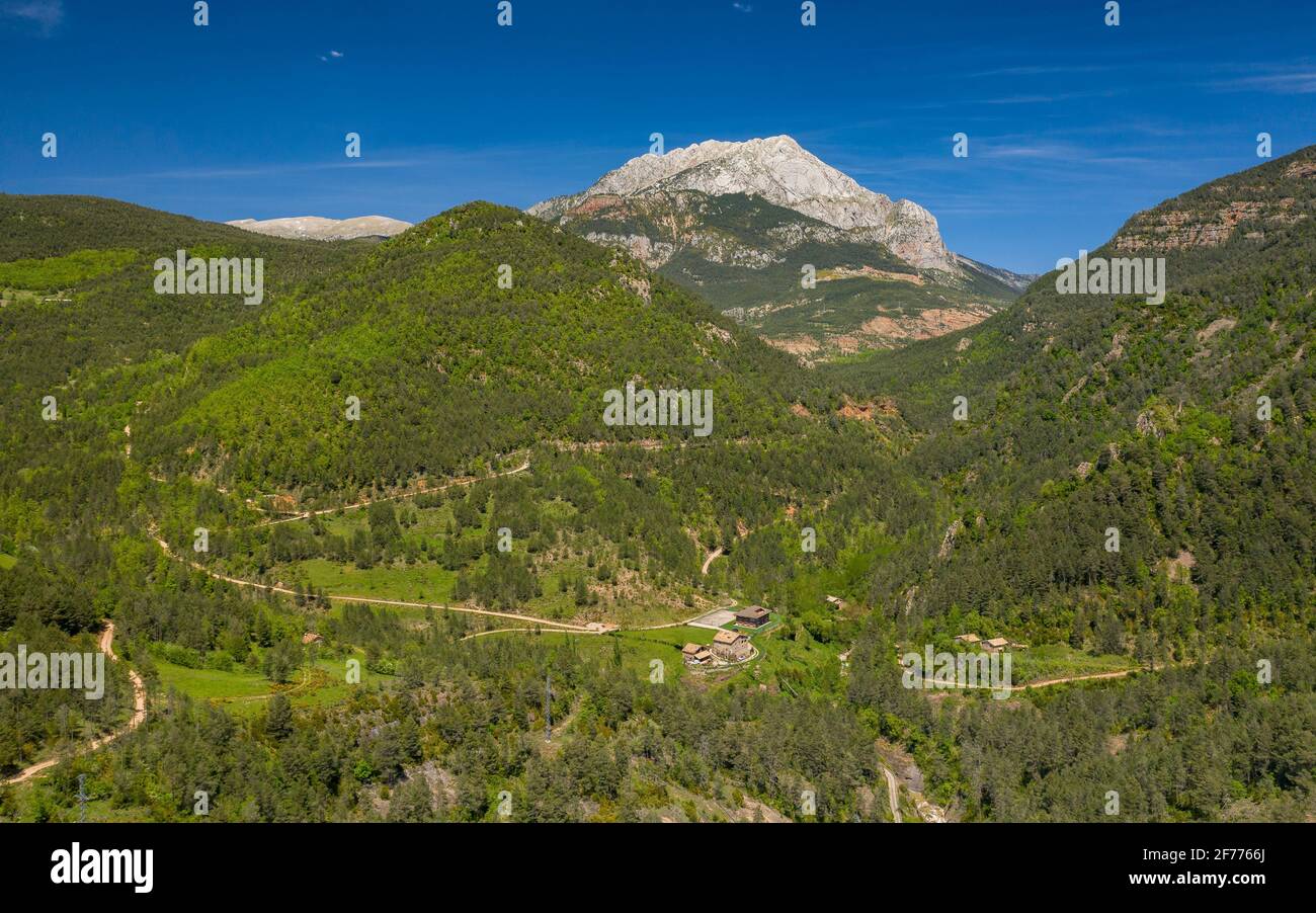 Luftaufnahme des Aigua de Valls Flusstal. Im Hintergrund die Südwand von Pedraforca (Berguedà, Katalonien, Spanien, Pyrenäen) Stockfoto