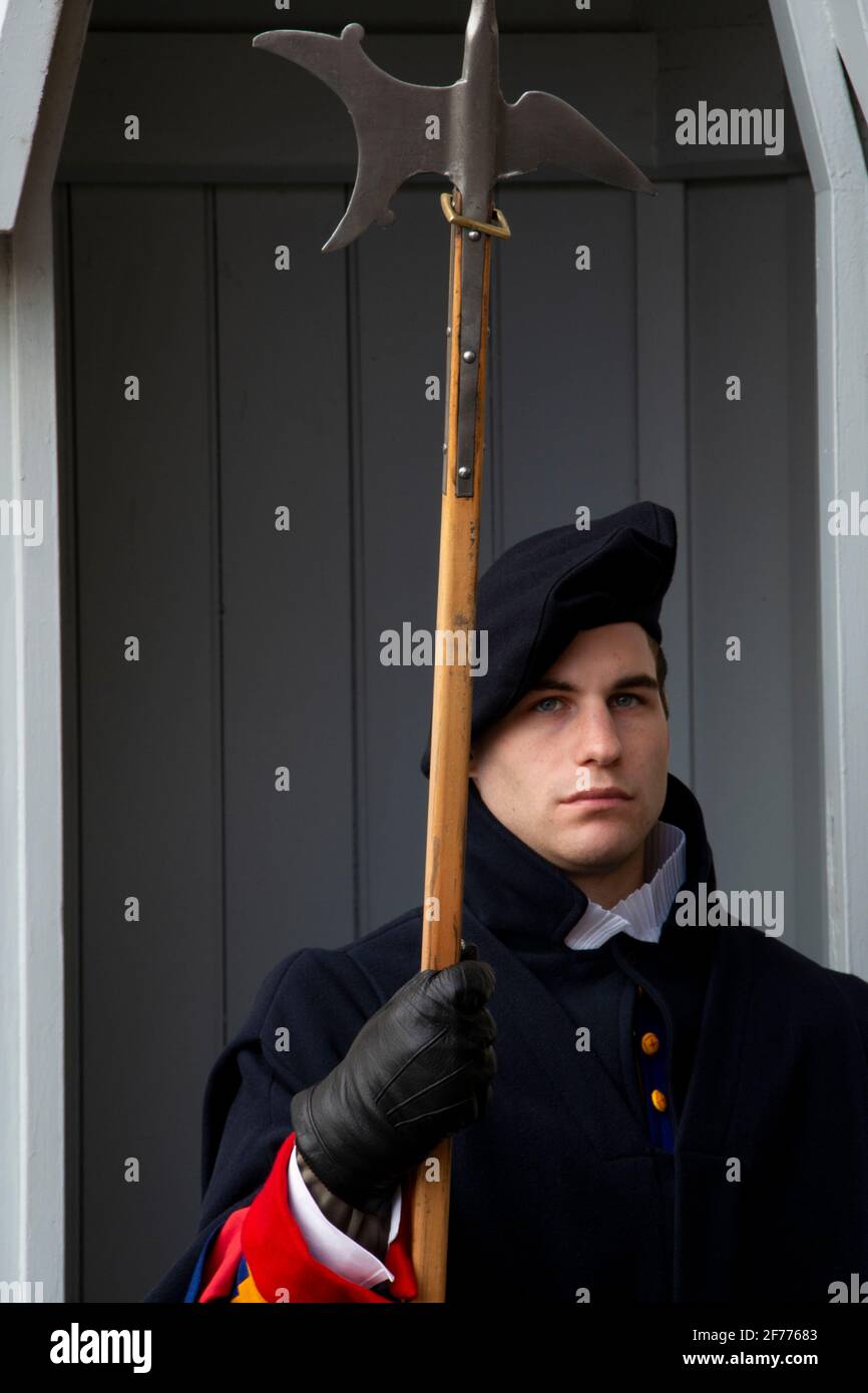 Staat Der Vatikanstadt. Schweizer Wache bei der Aufmerksamkeit Stockfoto