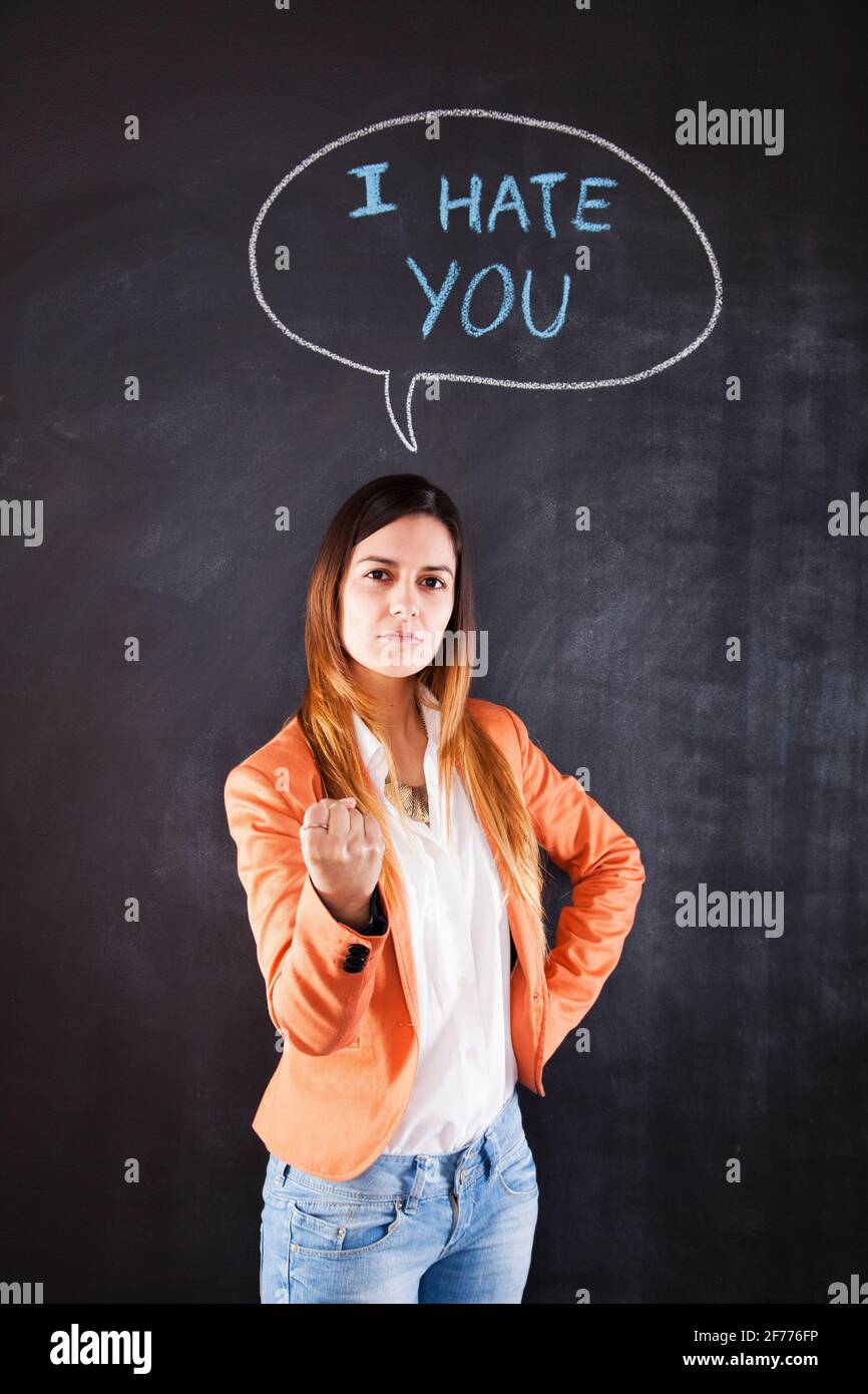 Frau neben einer Tafel mit den Worten, die ich hasse Sie Stockfoto
