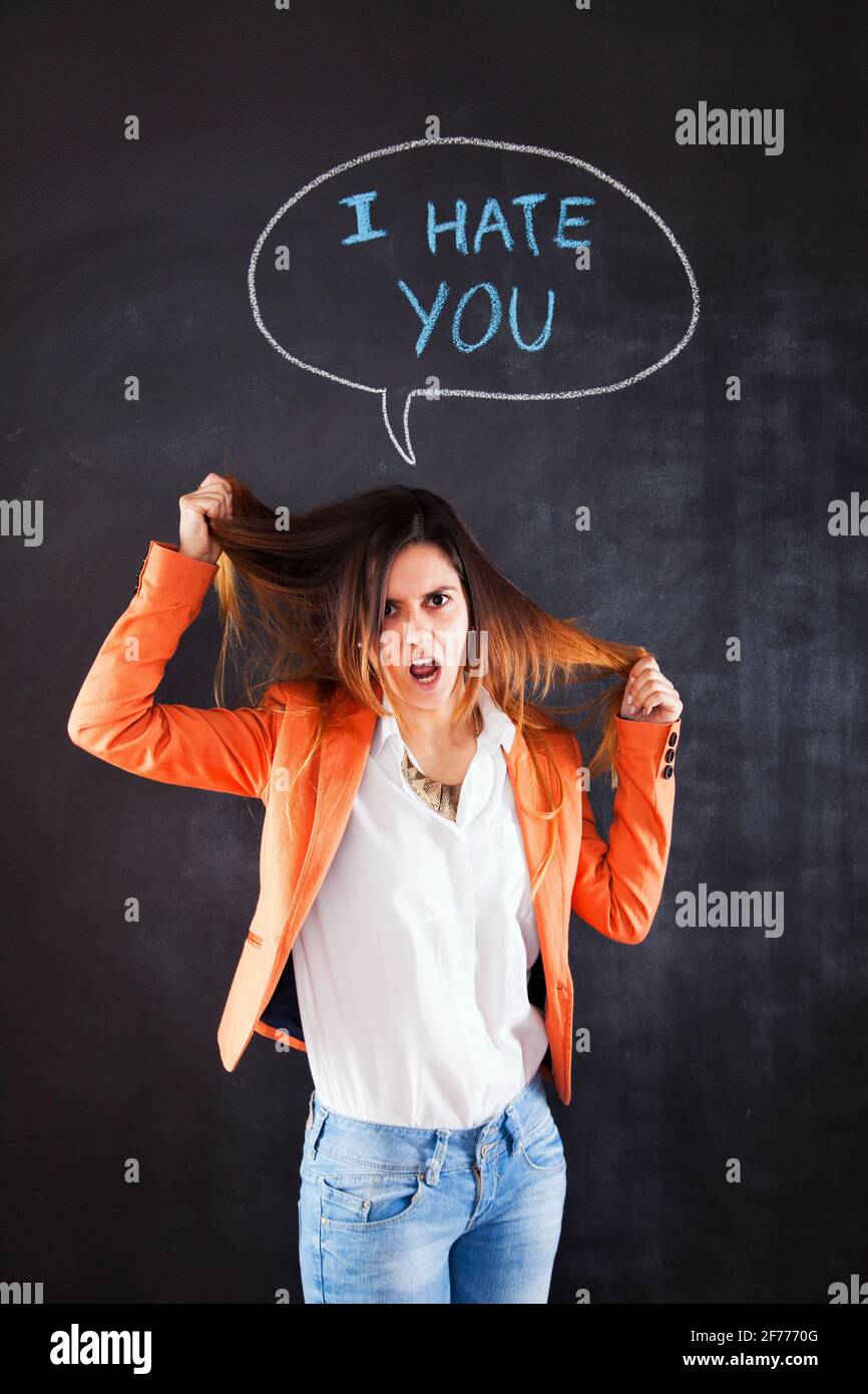 Frau neben einer Tafel mit den Worten, die ich hasse Sie Stockfoto