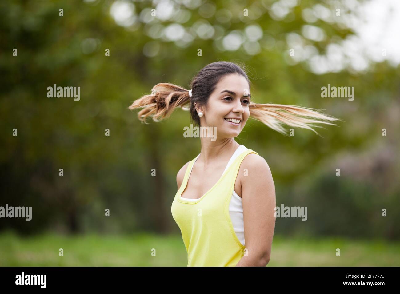 Frau mit fliegenden Haare Stockfoto