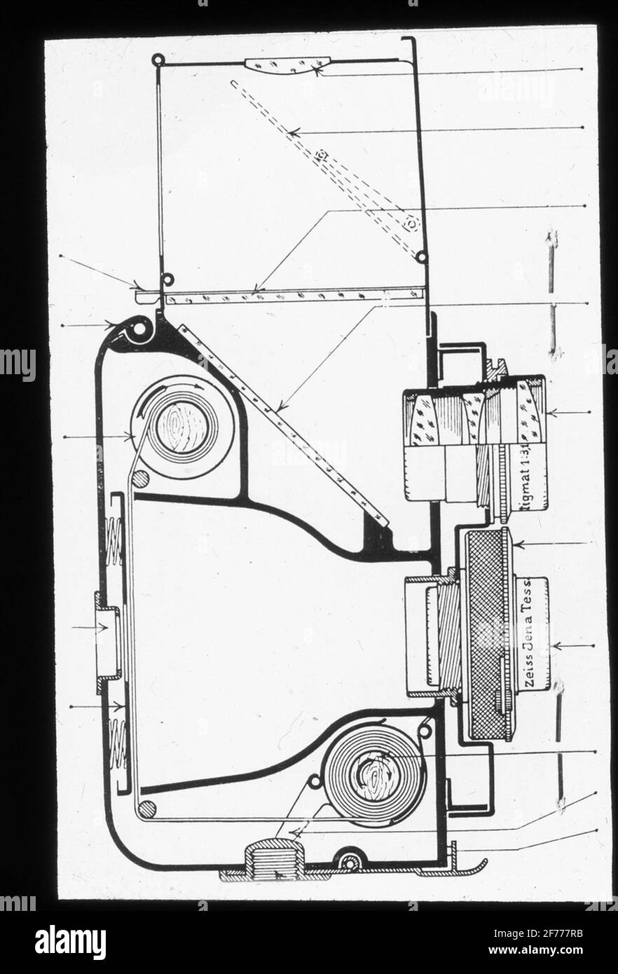 Skiopticon-Bild aus der Abteilung für Fotografie am Royal Institute of Technology. Verwendung durch Professor Helmer Bäckström als Vorlesungsmaterial. Bäckström war Schwedens erster Professor für Fotografie am Royal Institute of Technology in Stockholm 1948-1958.TLR Kamera in Intersection. Stockfoto