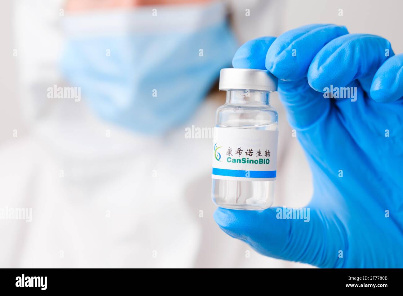 CanSinoBio Fläschchen oder Flaschen zur Injektion mit Arzneimitteln oder Medikamenten in wissenschaftlichen Händen in Gummihandschuhen. März 2021, San Francisco, USA Stockfoto