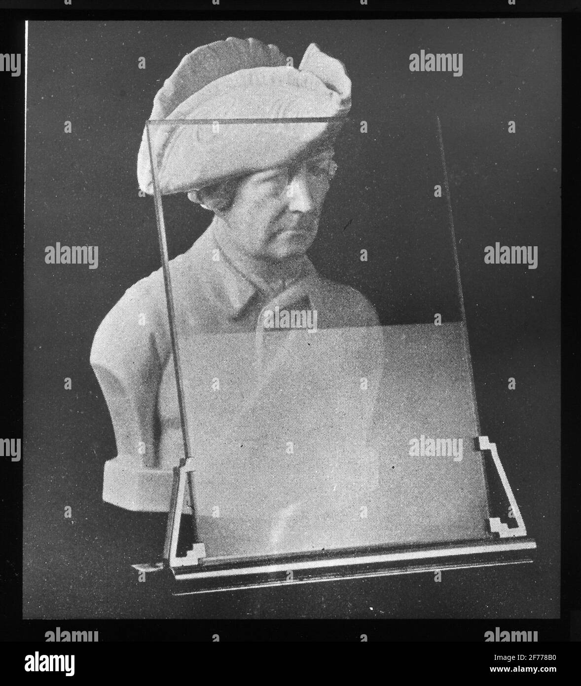 Skiopticon-Bild aus der Abteilung für Fotografie am Royal Institute of Technology. Verwendung durch Professor Helmer Bäckström als Vorlesungsmaterial. Bäckström war Schwedens erster Professor für Fotografie am Royal Institute of Technology in Stockholm 1948-1958.Byst, fotografiert durch eine Glasplatte, deren obere Hälfte mit reflektierenden Abtragsmitteln beschichtet war. Aus der unteren, nicht behandelten Hälfte wurden starke Reflexlichter ausgestrahlt. Für weitere Informationen siehe: Bäckström, Helmer. Fotografisches Handbuch. Natur und Kultur. Stockholm. 1942. S. 94. Stockfoto