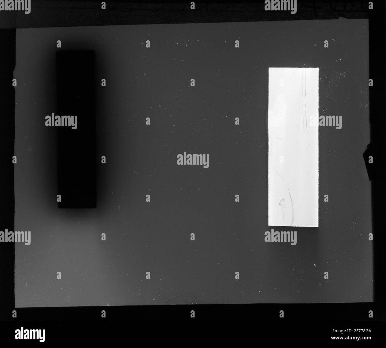 Skiopticon-Bild aus der Abteilung für Fotografie am Royal Institute of Technology. Verwendung durch Professor Helmer Bäckström als Vorlesungsmaterial. Bäckström war Schwedens erster Professor für Fotografie am Royal Institute of Technology in Stockholm 1948-1958.Fortkelningsffteftrymer aufgrund von Strömungen in einem Bad, in dem die Filmoberfläche senkrecht gehalten wurde.Bäckström, Helmer. Fotografisches Handbuch. Natur und Kultur. Stockholm. 1942. S. 463. Stockfoto
