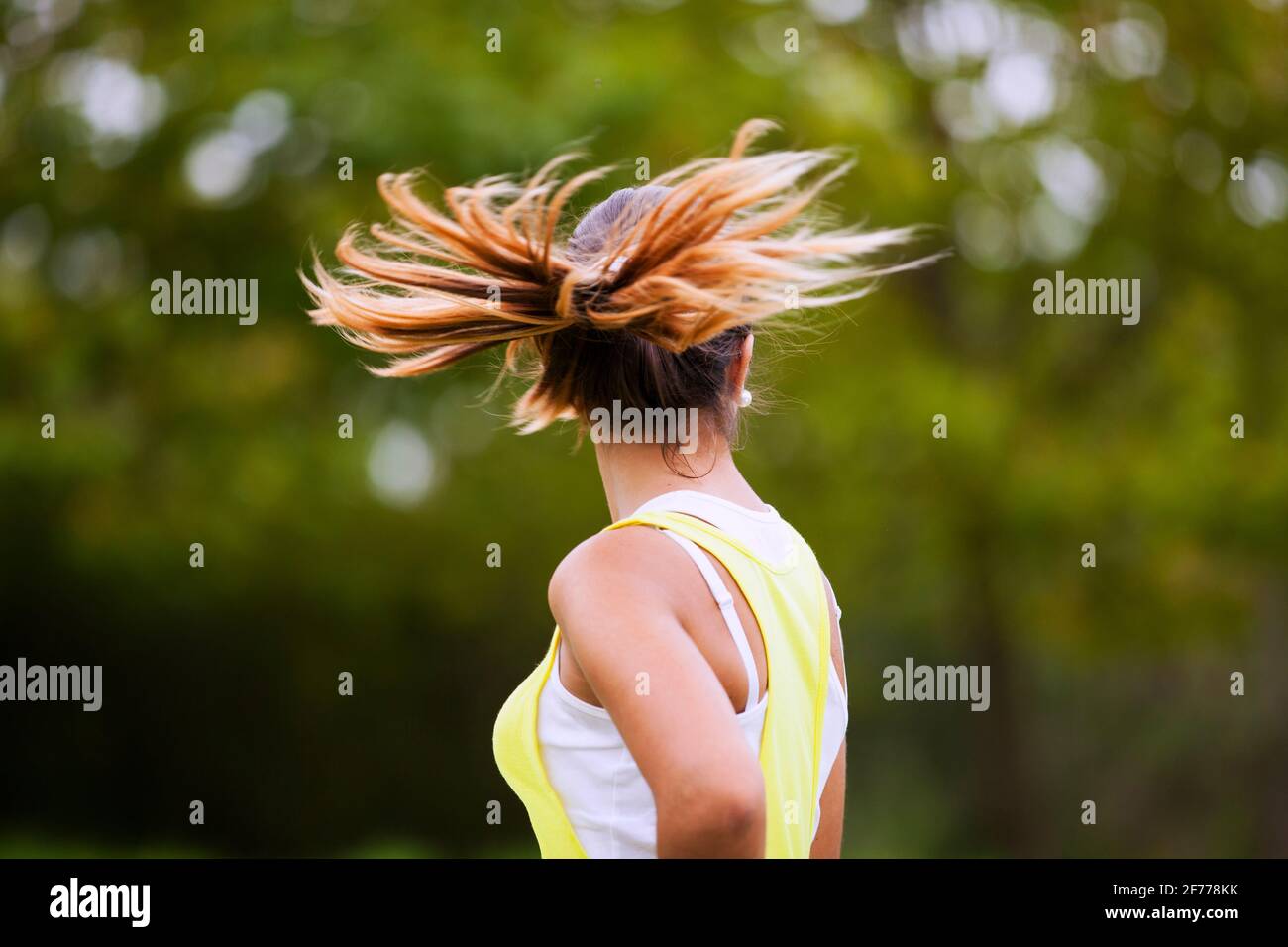Frau mit fliegenden Haare Stockfoto