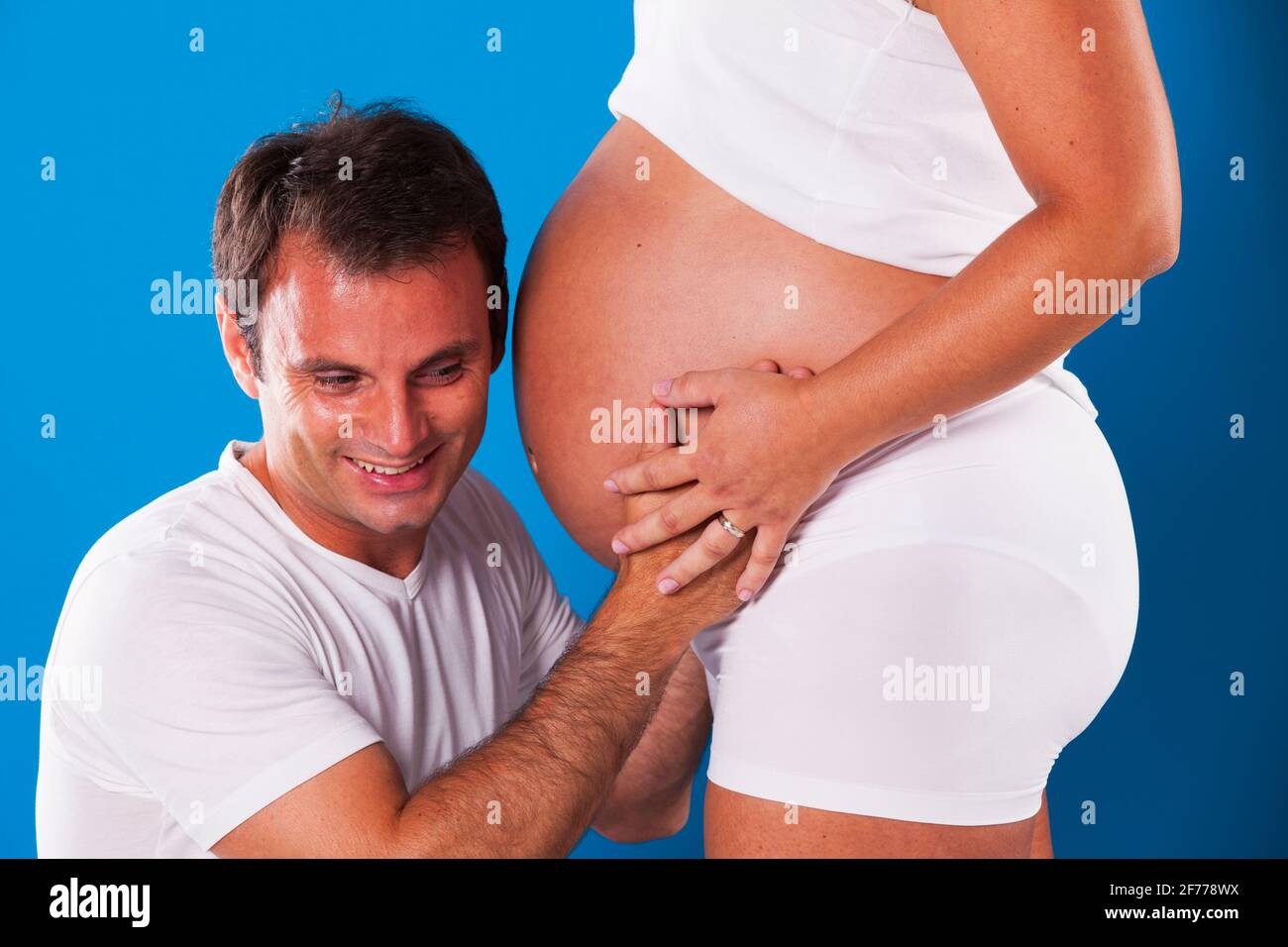 Ehemann genießt seinen schwanger Frau Bauch Stockfoto