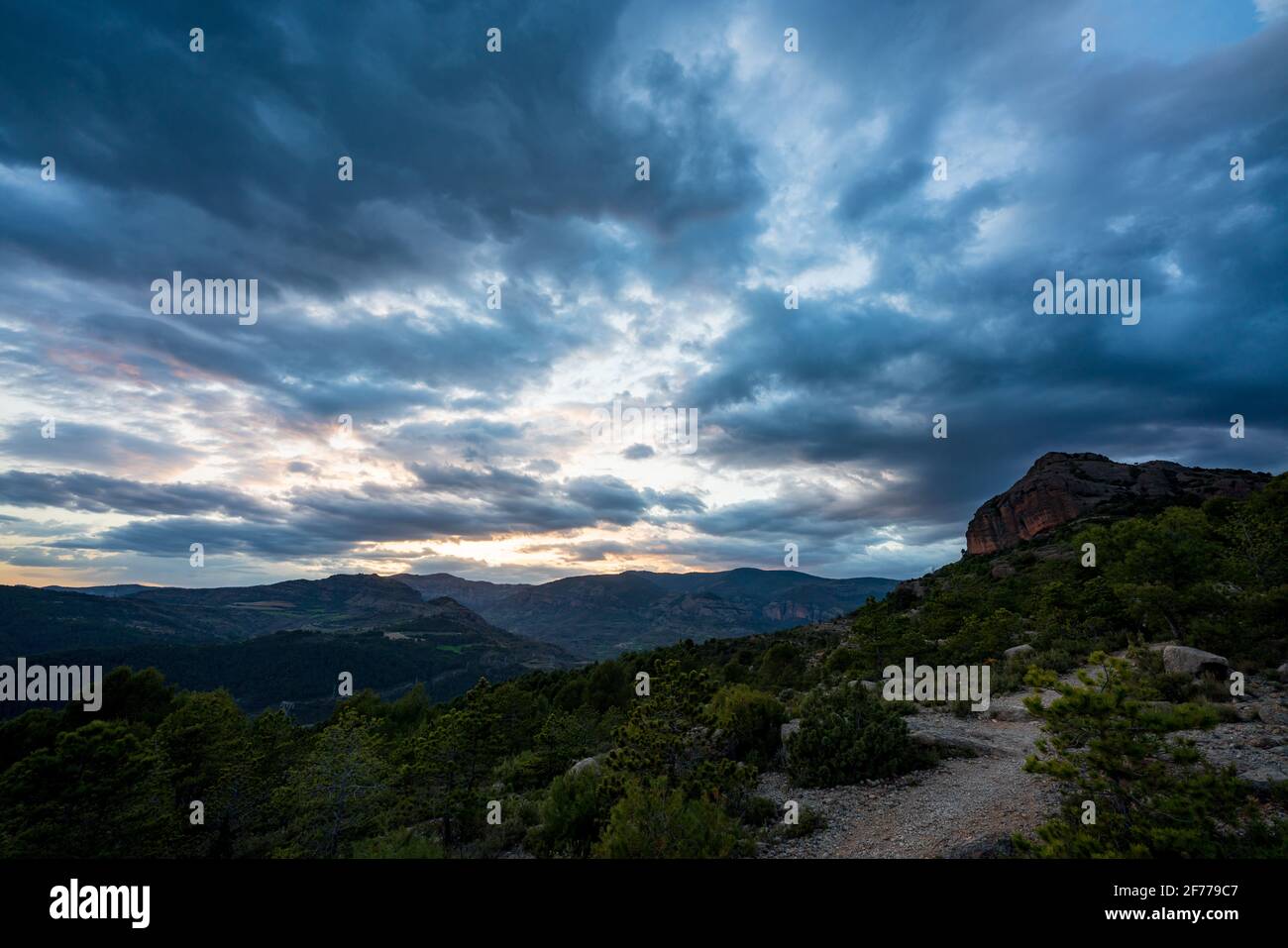 Sonnenuntergang über den Bergen neben der Stadt La Pobla de Segur. Stockfoto