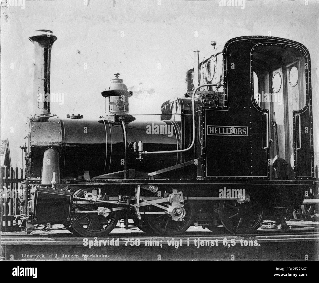 Hellefors Bruks ab Lokomotive 1 hergestellt in Kristinehamns mechanischer Werkstatt im Jahr 1883, Kristinehamn. 6-Rad, 6-gekoppelt mit Tanks zwischen den Frontplatten. Zylinderdurchmesser: 166, Länge: 320, Durchmesser des Antriebs: 600, fester Radstand: 1940, Spurweite: 742, alle gemessen in Millimetern. Dampfdruck: 12 atm. Traktion: 880 Kilo. Gewicht im Service: 7000 Kilo. Der Carbon-Box-Platz: 168 Kilo. Der Wasserbehälter Platz: 565 Liter. Umsprayed Bruttolast in Pitch 1:50 bei 12 Kilometer Geschwindigkeit pro Stunde 36 Tonnen exl. Die Maschine. Stockfoto