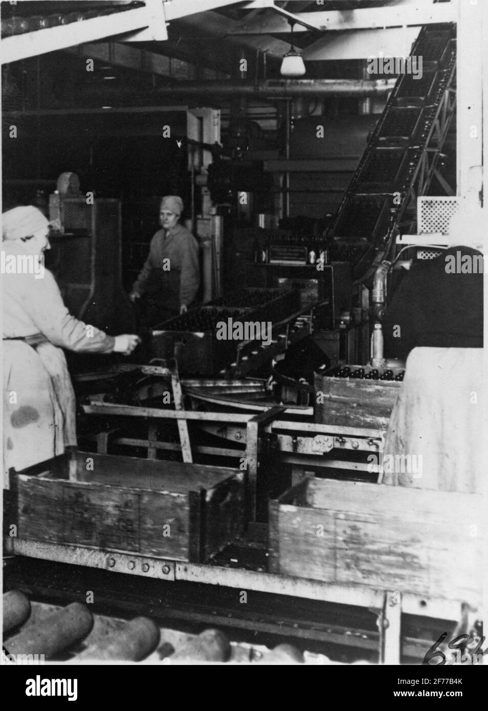 Förderband auf unbekannter Brauerei, hergestellt von der Werkstattgesellschaft Mekelo in Helsingborg. Stockfoto
