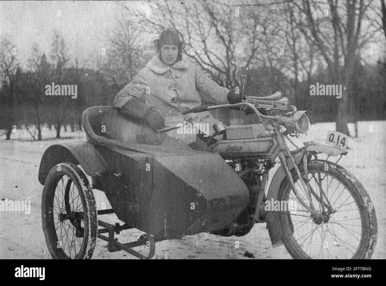 Fotos aus Alben von Meisters-Airport-Unternehmen in Göteborg. Motorrad mit Seitenständer der Marke Indian. Unbekannter Treiber. Stockfoto