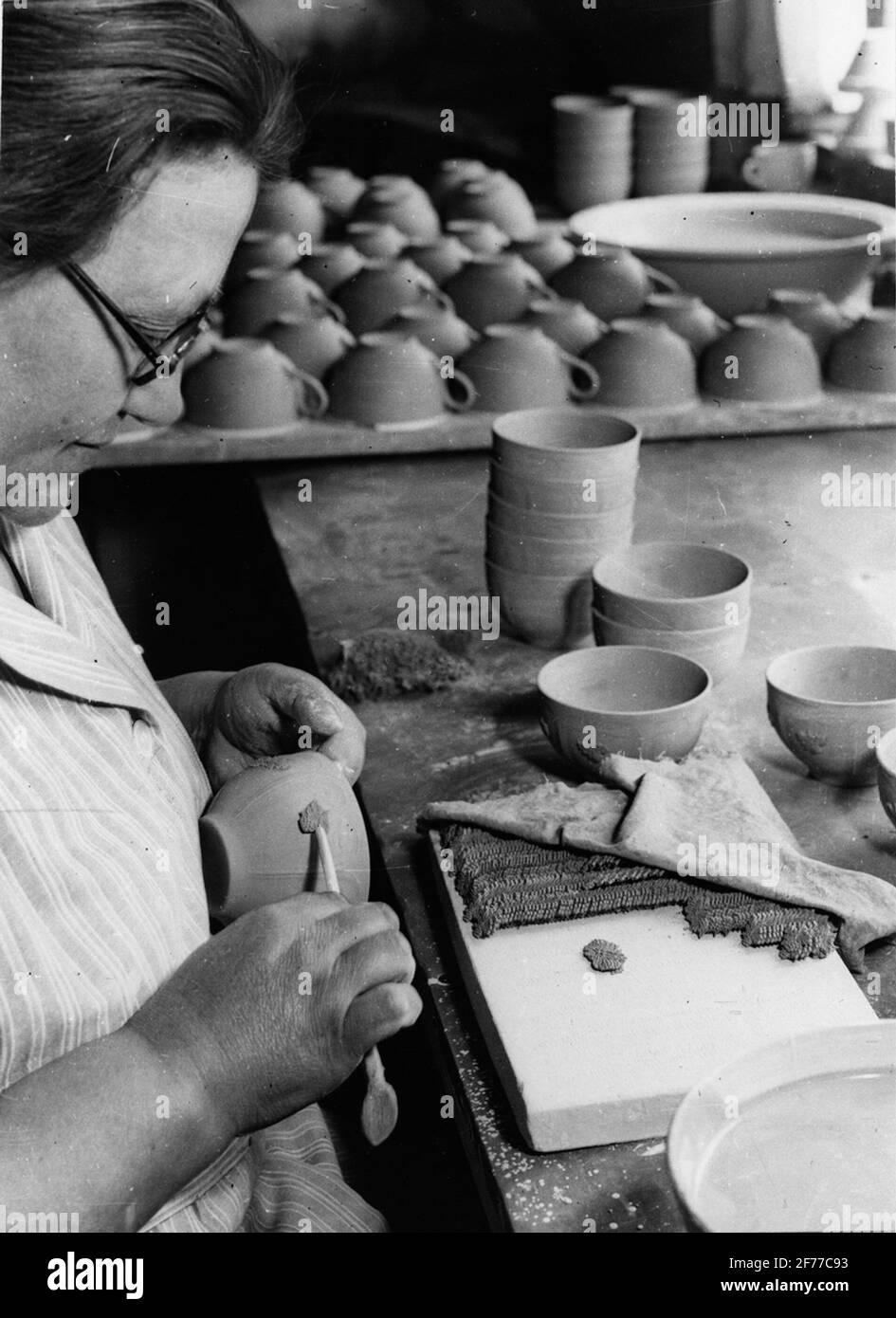 Gustavsbergs Porzellanfabrik. Anwendung von Blumen auf Kaffeetassen auf den Service blau Boom. Stockfoto