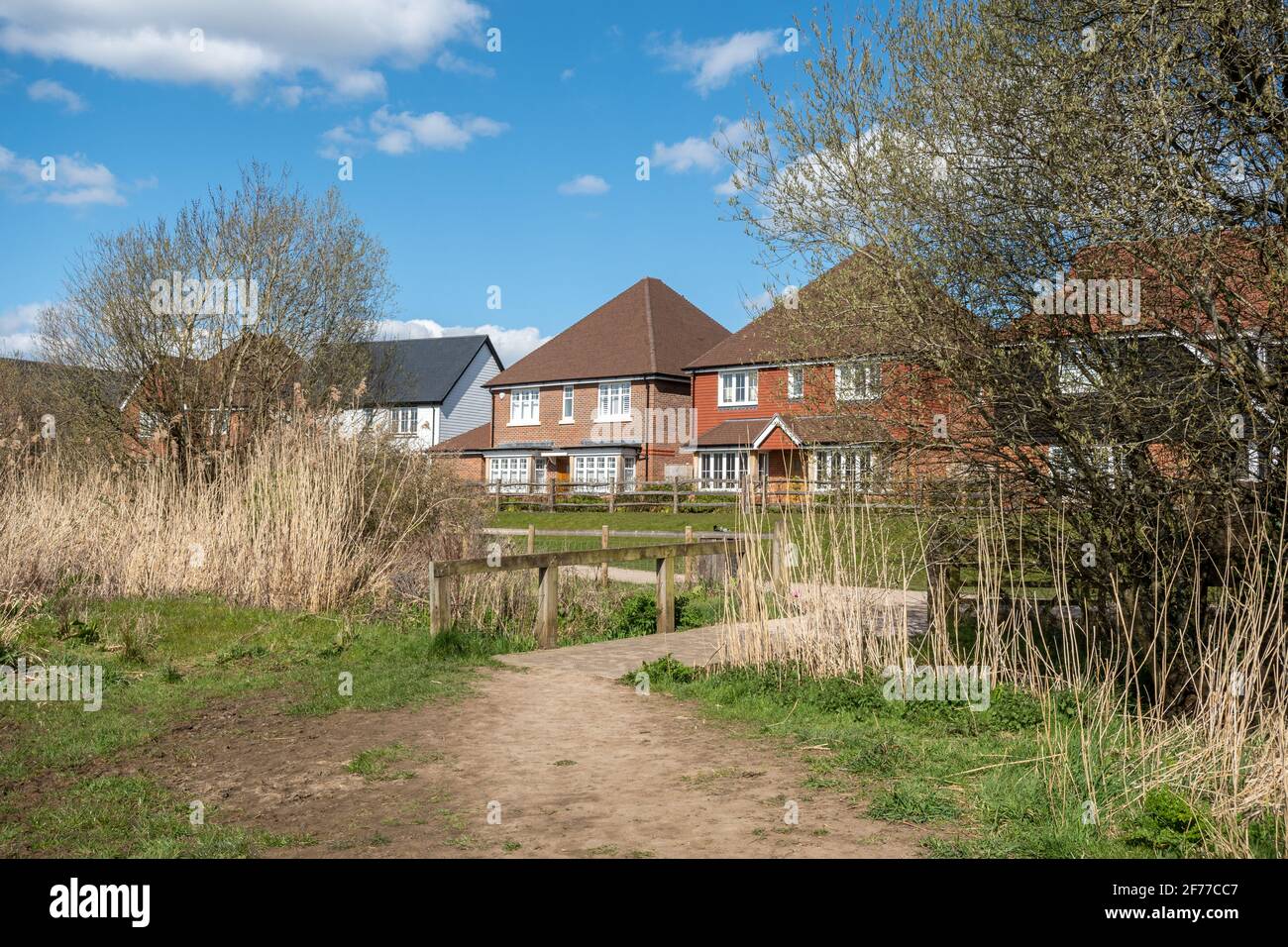 Edenbrook Village, neue Wohnsiedlung neben einem Landschaftspark in Fleet, Hampshire, Großbritannien Stockfoto
