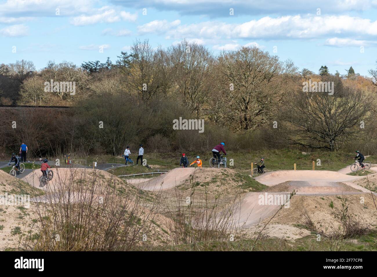 Mountain- und BMX-Radstrecke im Edenbrook Country Park mit Radfahrern, Fleet, Hampshire, Großbritannien Stockfoto