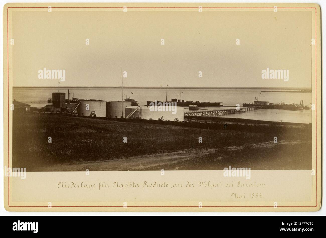 Ansicht der Gesellschaft mit beschränkter Haftung von Nobel in Saratow. Abzweigung Wolga. (Mehr Text ist auf der Rückseite des Fotos verfügbar) .Fotographie ist in rotem Karton mit dem Text erhältlich - Bilder von einigen Bau in NAFTA Produktion Aktien Unternehmen die Brüder Nobel. Stockfoto