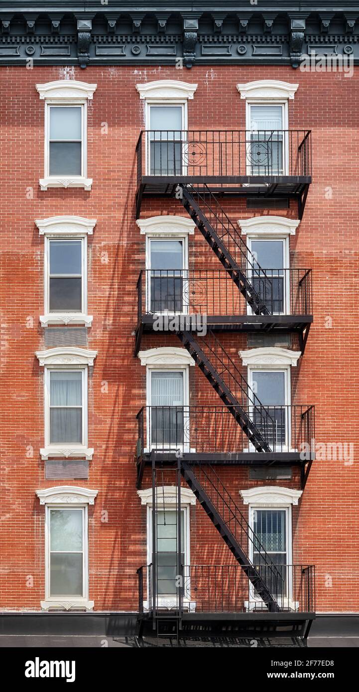 Altes Backsteingebäude mit Feuerschutzanlage, New York City, USA. Stockfoto