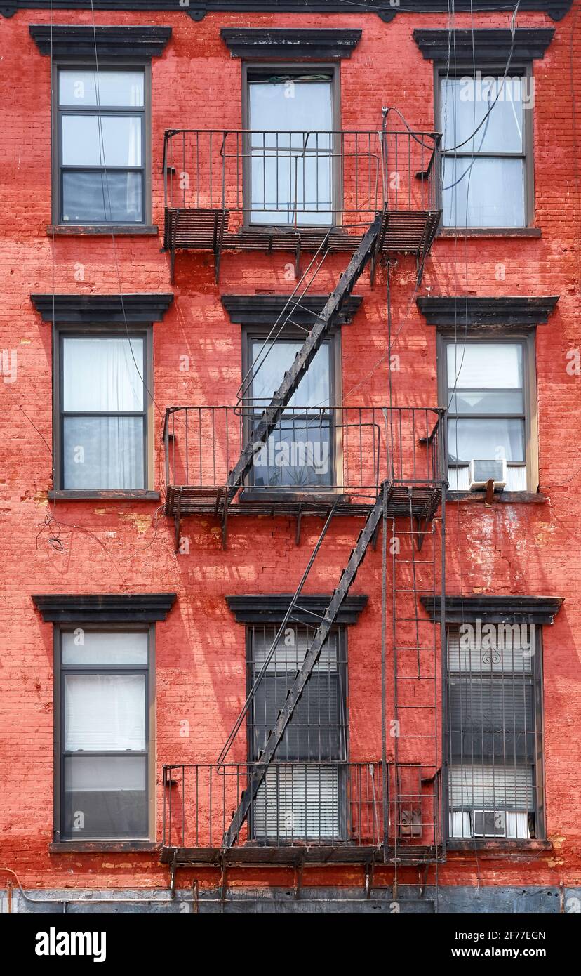 Altes rotes Backsteingebäude mit Feuerschutzdasein, New York City, USA. Stockfoto