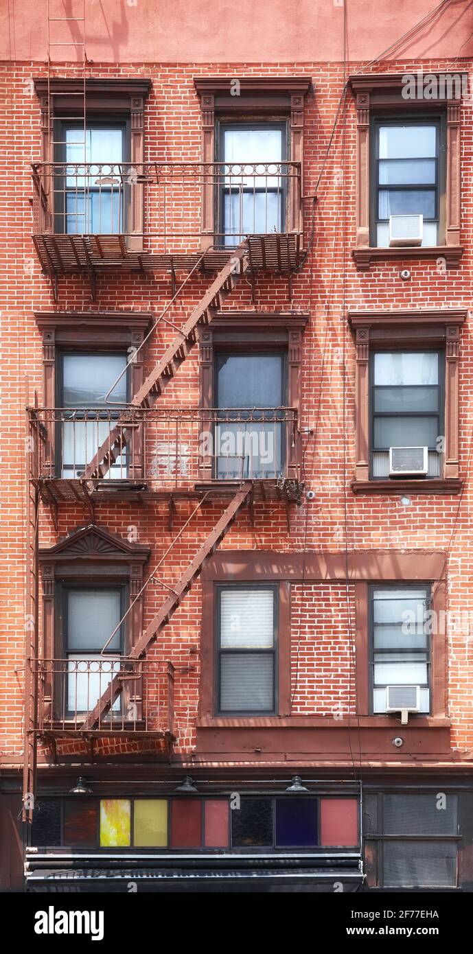 Altes Backsteingebäude mit Feuerschutzanlage, New York City, USA. Stockfoto