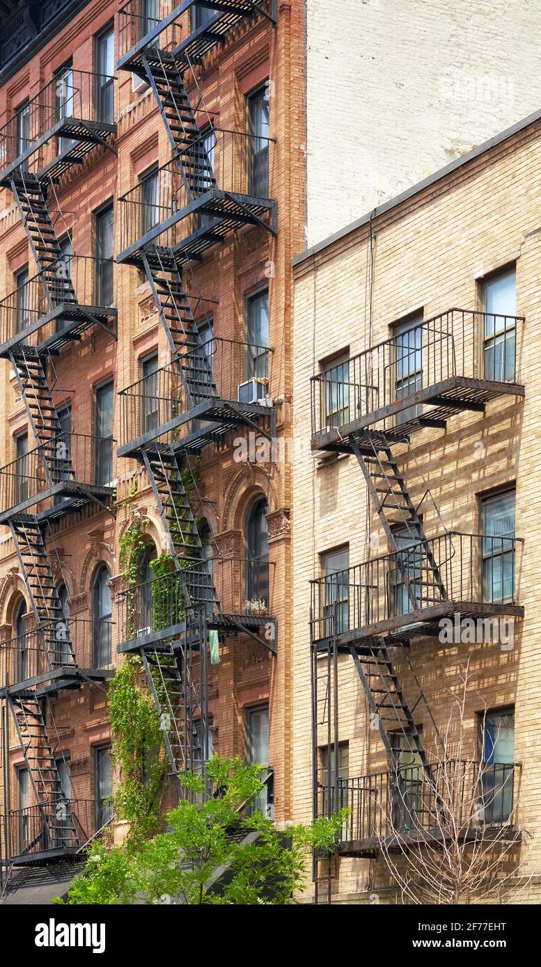 Alte Gebäude mit Feuerausbrüchen, New York City, USA. Stockfoto