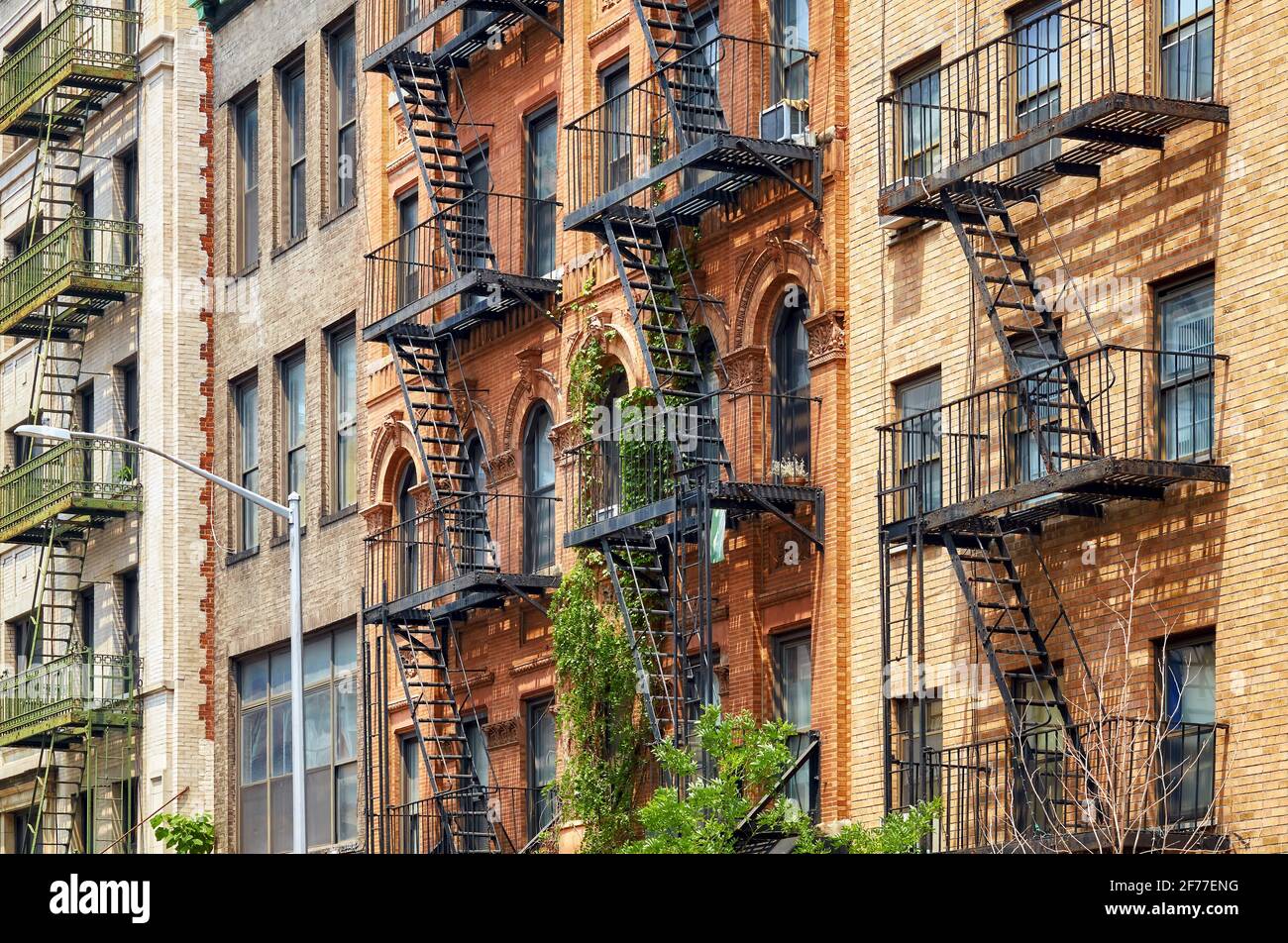 Alte Gebäude mit Feuerausbrüchen, New York City, USA. Stockfoto