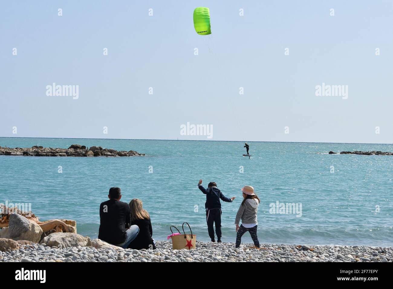 Nizza, Frankreich. April 2021. Saint-Laurent-du-Var während der 3. Eindämmung am 5. April 2021 in Nizza, Frankreich. Ab diesem Wochenende gelten in Frankreich neue Eindämmungsmaßnahmen. Diese Beschränkung des III. Gesetzes ist flexibler als die vorherigen Ausgaben: Es ist jetzt möglich, ohne zeitliche Begrenzung innerhalb eines Radius von zehn Kilometern zu laufen, vorausgesetzt, dass es einen Reiseschein gibt. (Foto: Lionel Urman/Sipa USA) Quelle: SIPA USA/Alamy Live News Stockfoto
