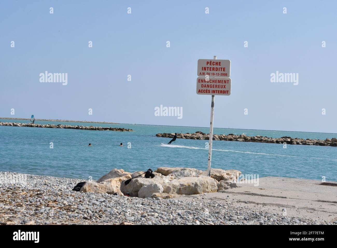 Nizza, Frankreich. April 2021. Saint-Laurent-du-Var während der 3. Eindämmung am 5. April 2021 in Nizza, Frankreich. Ab diesem Wochenende gelten in Frankreich neue Eindämmungsmaßnahmen. Diese Beschränkung des III. Gesetzes ist flexibler als die vorherigen Ausgaben: Es ist jetzt möglich, ohne zeitliche Begrenzung innerhalb eines Radius von zehn Kilometern zu laufen, vorausgesetzt, dass es einen Reiseschein gibt. (Foto: Lionel Urman/Sipa USA) Quelle: SIPA USA/Alamy Live News Stockfoto