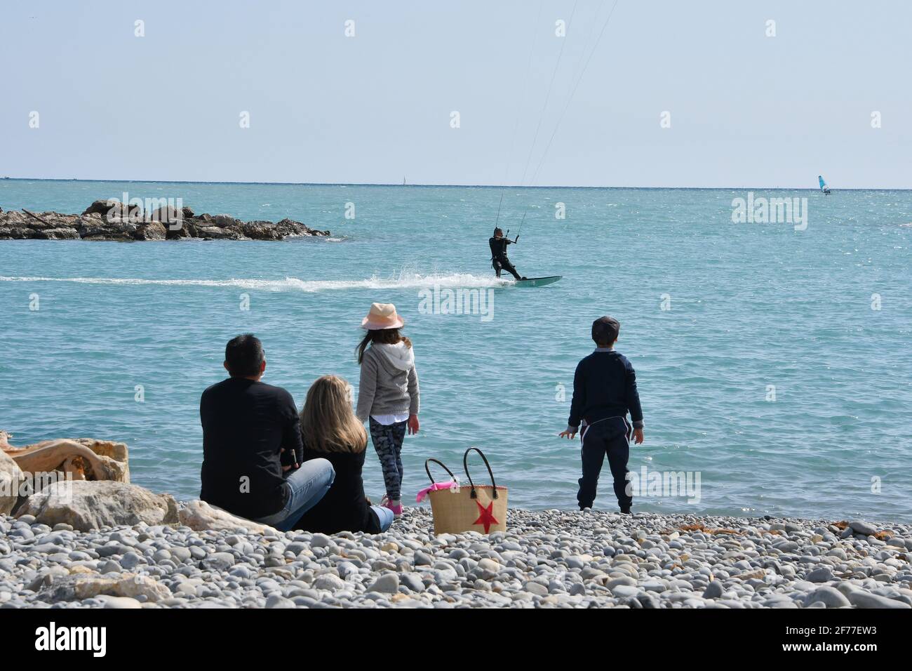 Nizza, Frankreich. April 2021. Saint-Laurent-du-Var während der 3. Eindämmung am 5. April 2021 in Nizza, Frankreich. Ab diesem Wochenende gelten in Frankreich neue Eindämmungsmaßnahmen. Diese Beschränkung des III. Gesetzes ist flexibler als die vorherigen Ausgaben: Es ist jetzt möglich, ohne zeitliche Begrenzung innerhalb eines Radius von zehn Kilometern zu laufen, vorausgesetzt, dass es einen Reiseschein gibt. (Foto: Lionel Urman/Sipa USA) Quelle: SIPA USA/Alamy Live News Stockfoto