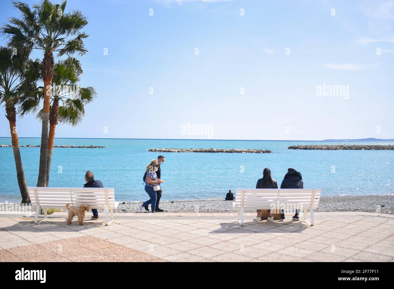 Nizza, Frankreich. April 2021. Saint-Laurent-du-Var während der 3. Eindämmung am 5. April 2021 in Nizza, Frankreich. Ab diesem Wochenende gelten in Frankreich neue Eindämmungsmaßnahmen. Diese Beschränkung des III. Gesetzes ist flexibler als die vorherigen Ausgaben: Es ist jetzt möglich, ohne zeitliche Begrenzung innerhalb eines Radius von zehn Kilometern zu laufen, vorausgesetzt, dass es einen Reiseschein gibt. (Foto: Lionel Urman/Sipa USA) Quelle: SIPA USA/Alamy Live News Stockfoto