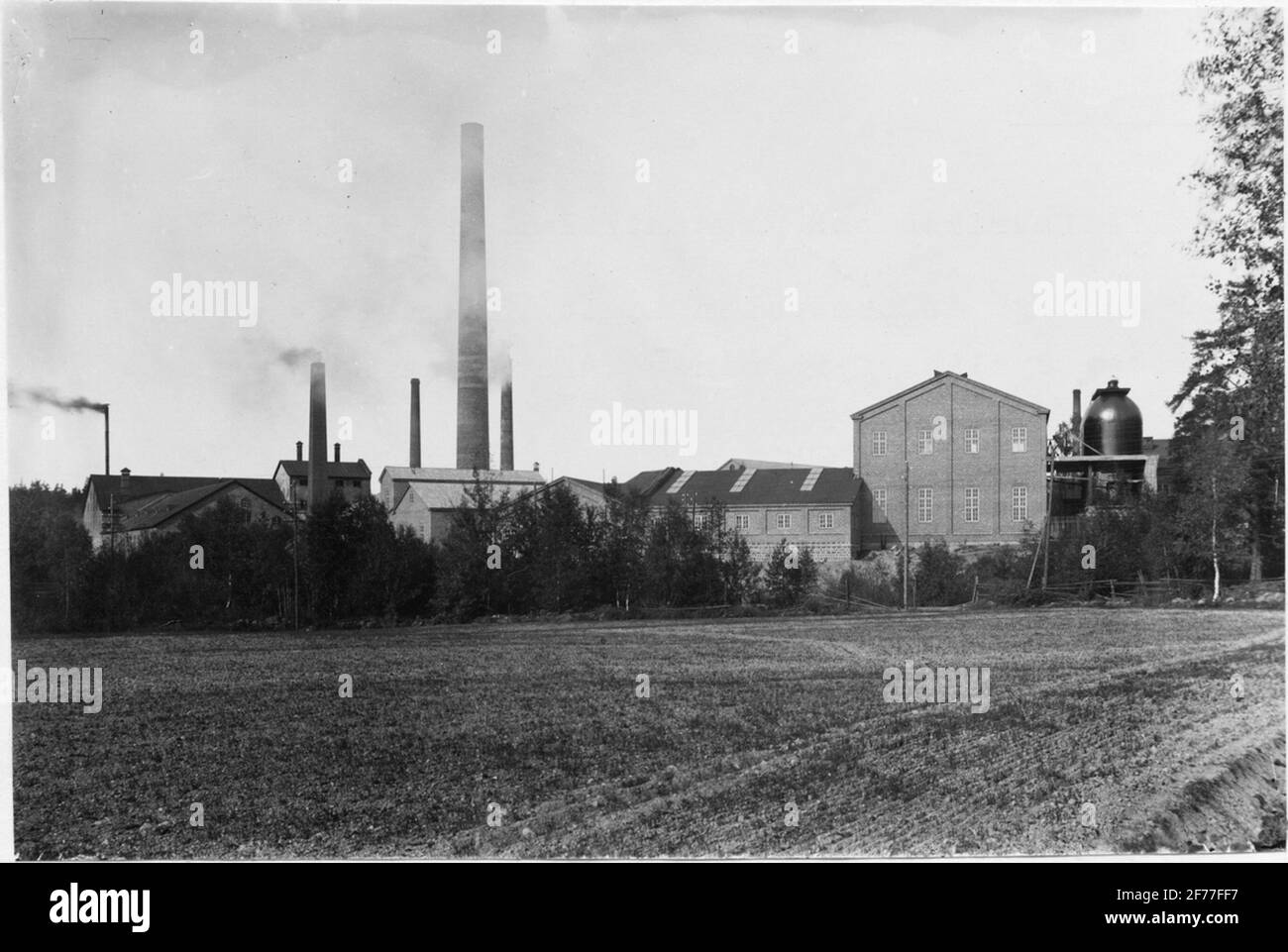 J. H. Munktell's Papierfabrik ab.Sulfite Fabrik und das Dampfzentrum im Jahr 1914. Als der neue Dampfzähler in Betrieb genommen wurde, wurden sie auf dem Bild, das vier kleinere Kamine sichtbar war, abgerissen. Stockfoto