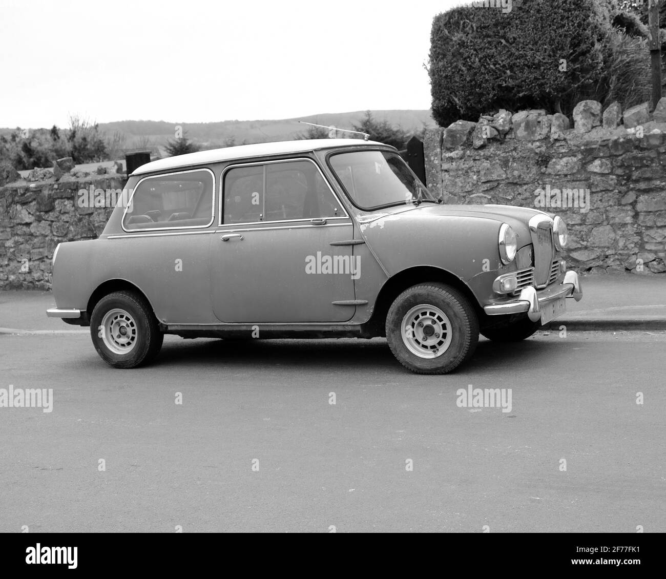 April 2021 1966 Riley Elf Mark II wird restauriert, während er noch in Gebrauch ist - Somerset, Großbritannien. Stockfoto