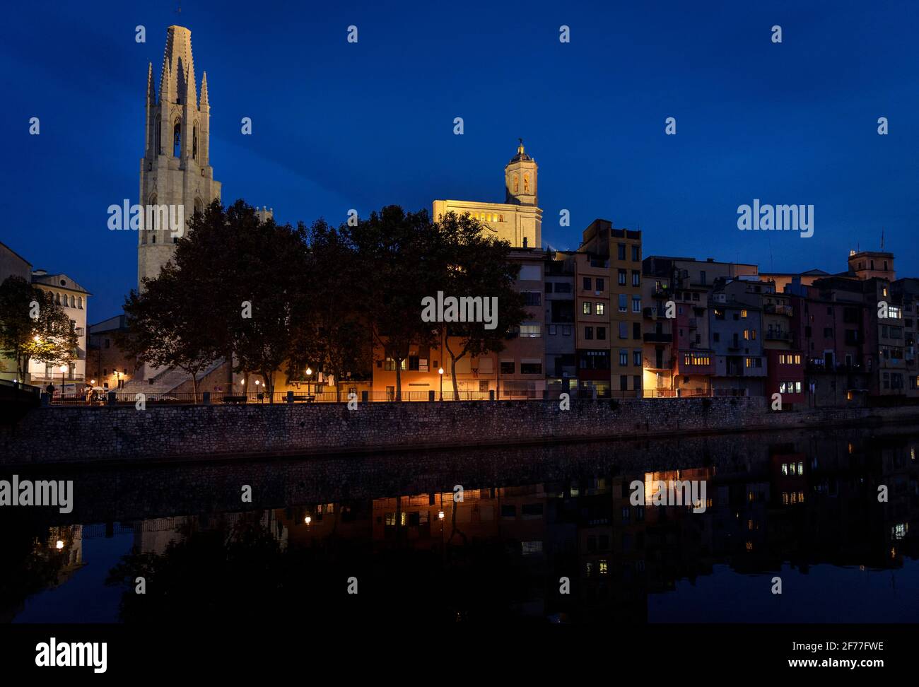 Das historische Viertel Girona am Abend der blauen Stunde, mit dem Fluss Onyar im Vordergrund und der Kathedrale im Hintergrund (Katalonien, Spanien) Stockfoto