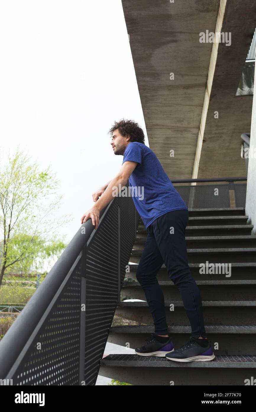 Ein junger Athlet ruht während einer Trainingseinheit Stockfoto