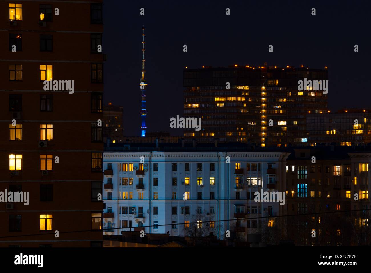 Licht in den Häusern des Schlafbereichs in der Nacht. Ostankino Tower Stockfoto