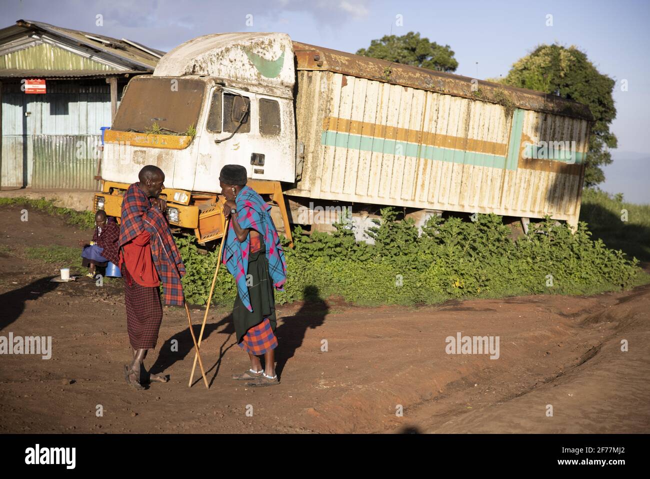 Tansania, Ngorongoro, Region Arusha, Kimba Dorf, zwei Massai-Hirten, die sich auf der Hauptstraße unterhalten Stockfoto