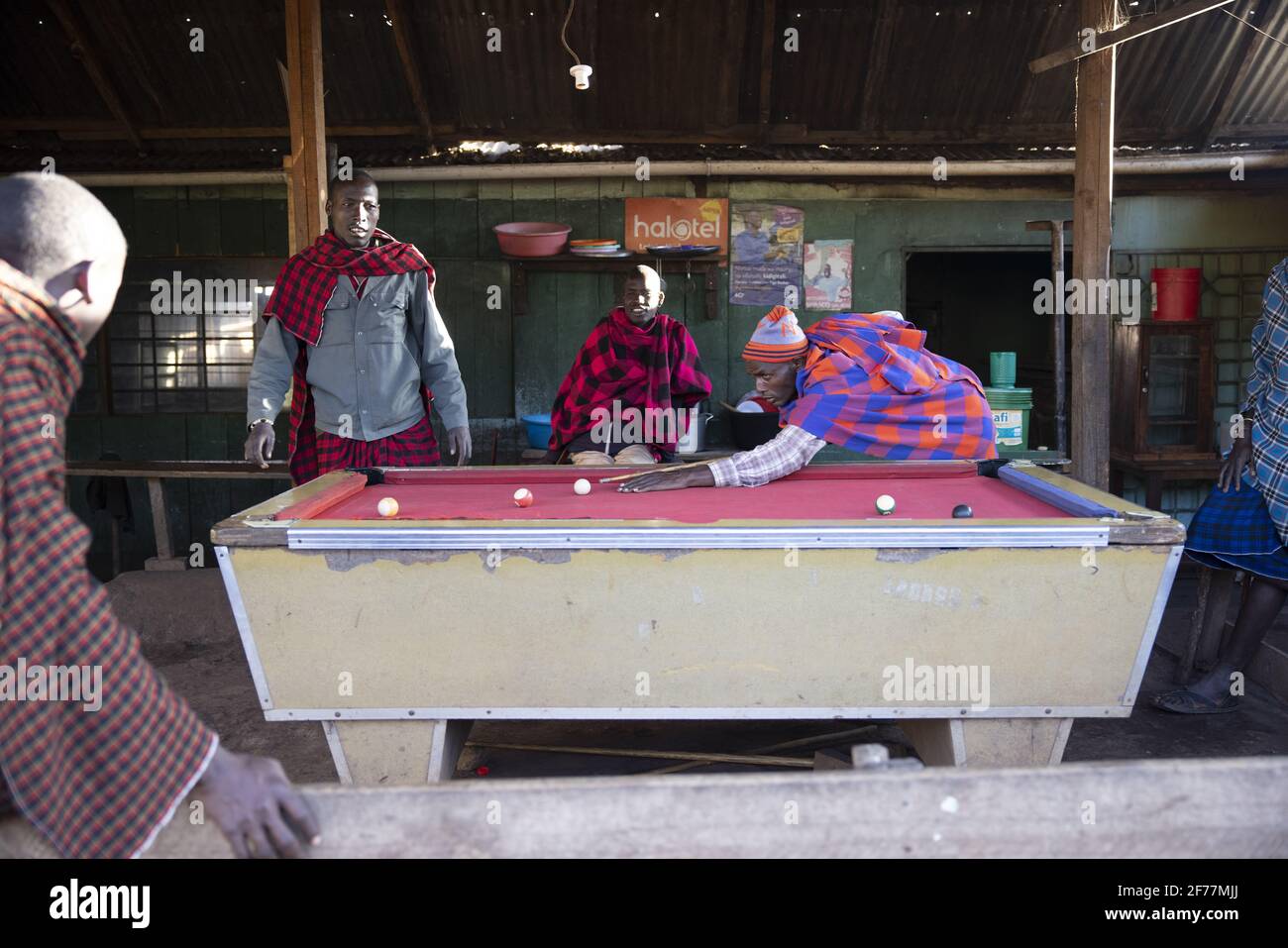 Tansania, Ngorongoro, Arusha, Kimba Village, Massai, der am Ende des Tages Billard spielt Stockfoto