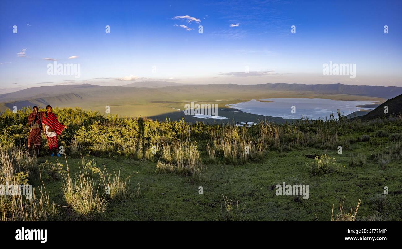 Tansania, Ngorongoro, Arusha-Region, Nationalpark, UNESCO-Weltkulturerbe, Zwei Massai-Hirten am Ende des Tages mit Blick auf den Krater des Vulkans Stockfoto