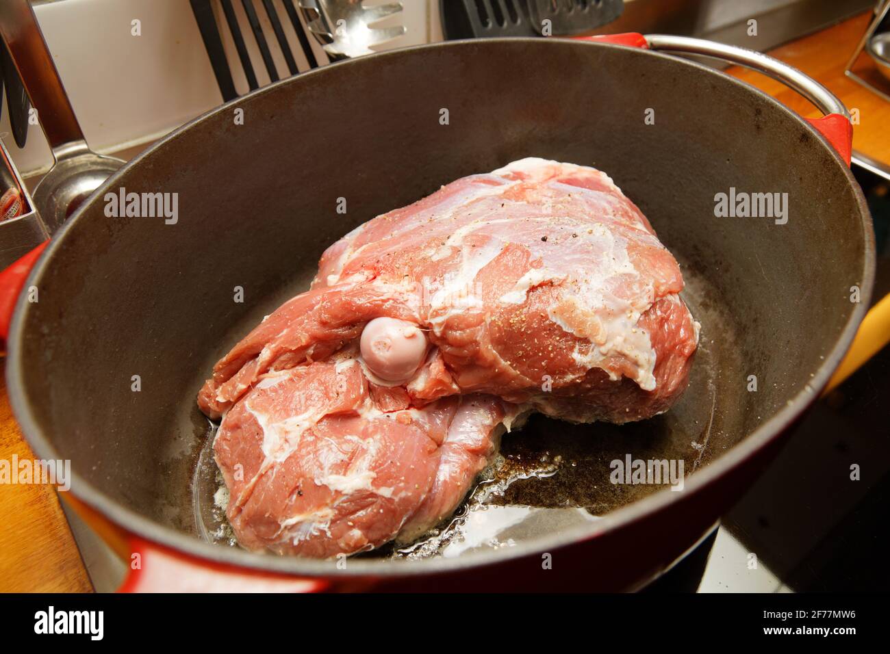Lammkeule im Bräter Stockfoto