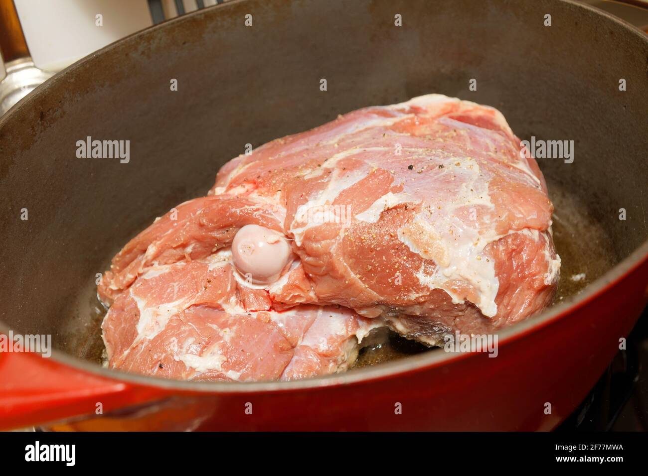 Lammkeule im Bräter Stockfoto